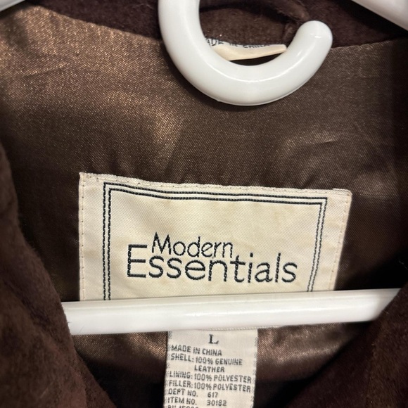 Brown suede jacket with a boho touch
Size LG
See pictures for flaws - Picture 2 of 5